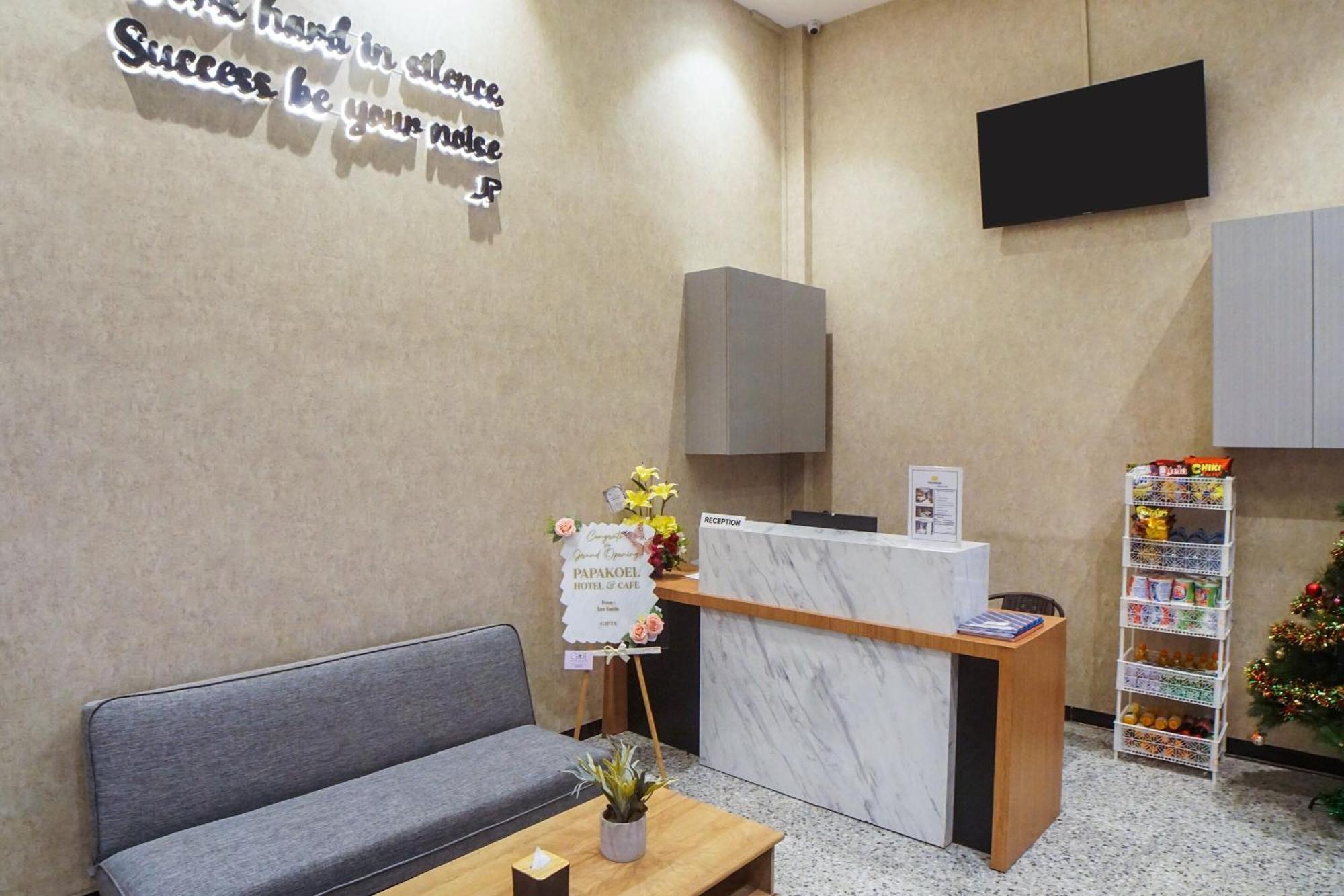 Super Oyo Capital O 92066 Papakoel Hotel & Cafe Medan Exterior foto